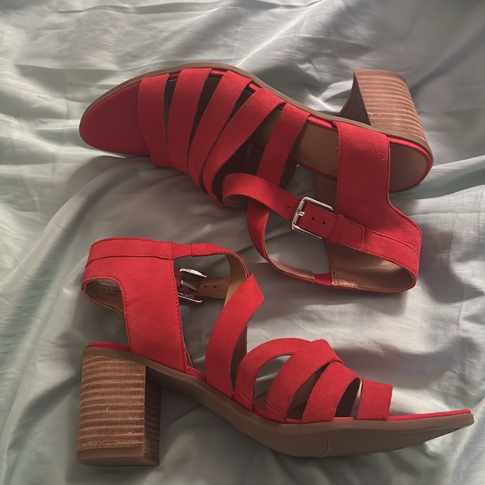 Franco Sarto Vibrant Red Strappy Sandals Never worn NEW size 8 genuine suede
